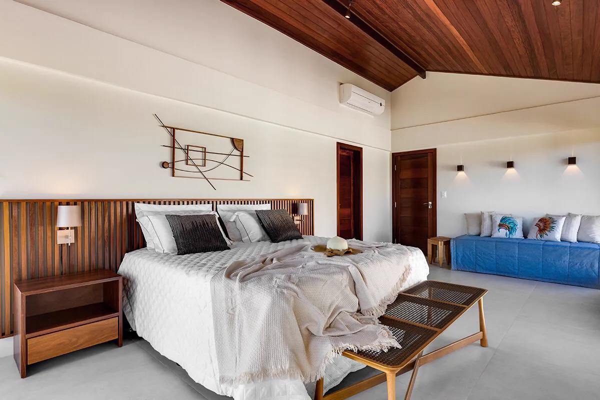 Sala de jantar integrada com escada e varanda