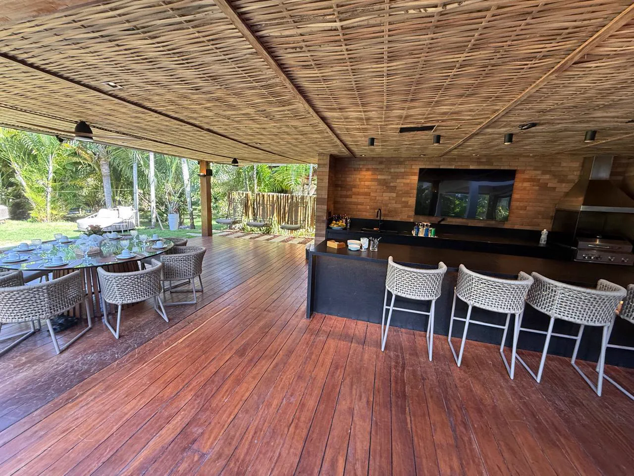 Área gourmet com bar e vista para os coqueiros
