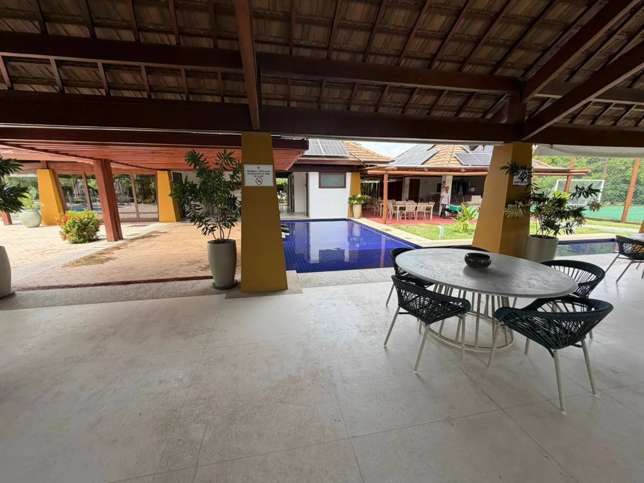 Clube com piscina e espaço de convivência