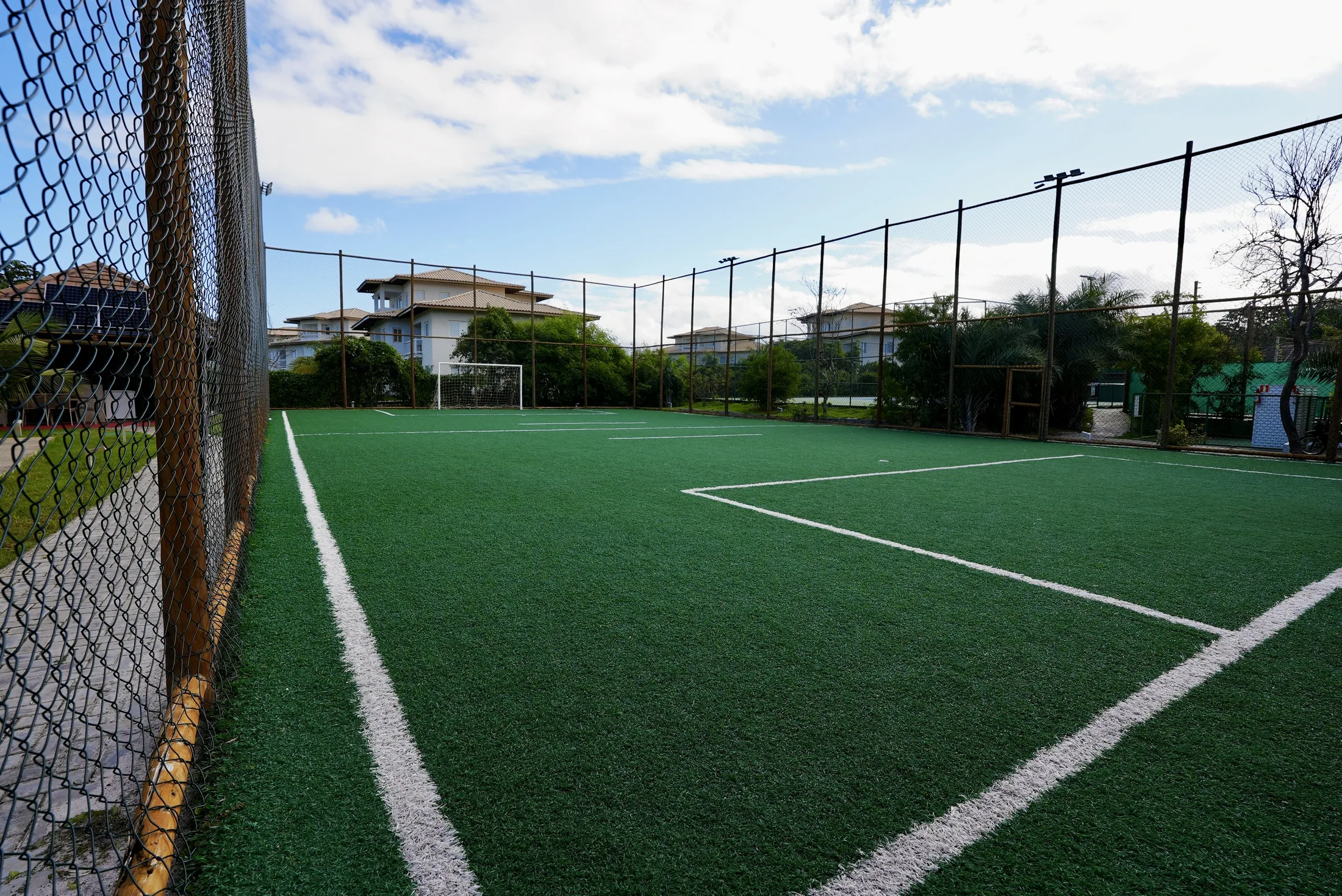 Campo de futebol society de grama sintética do condomínio