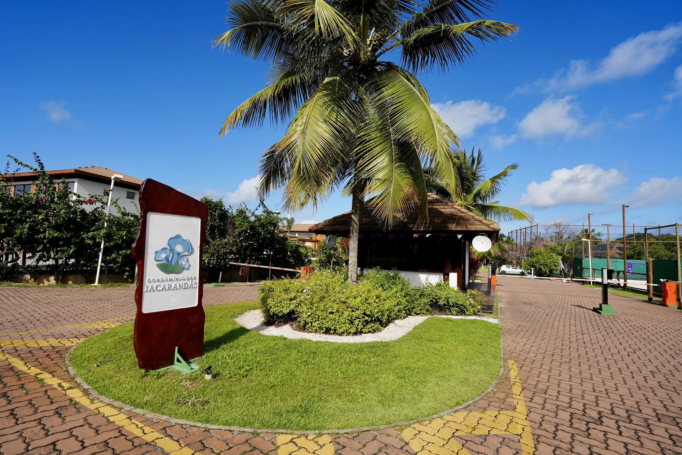 Portaria e rotatória de entrada do Condomínio Jacarandás