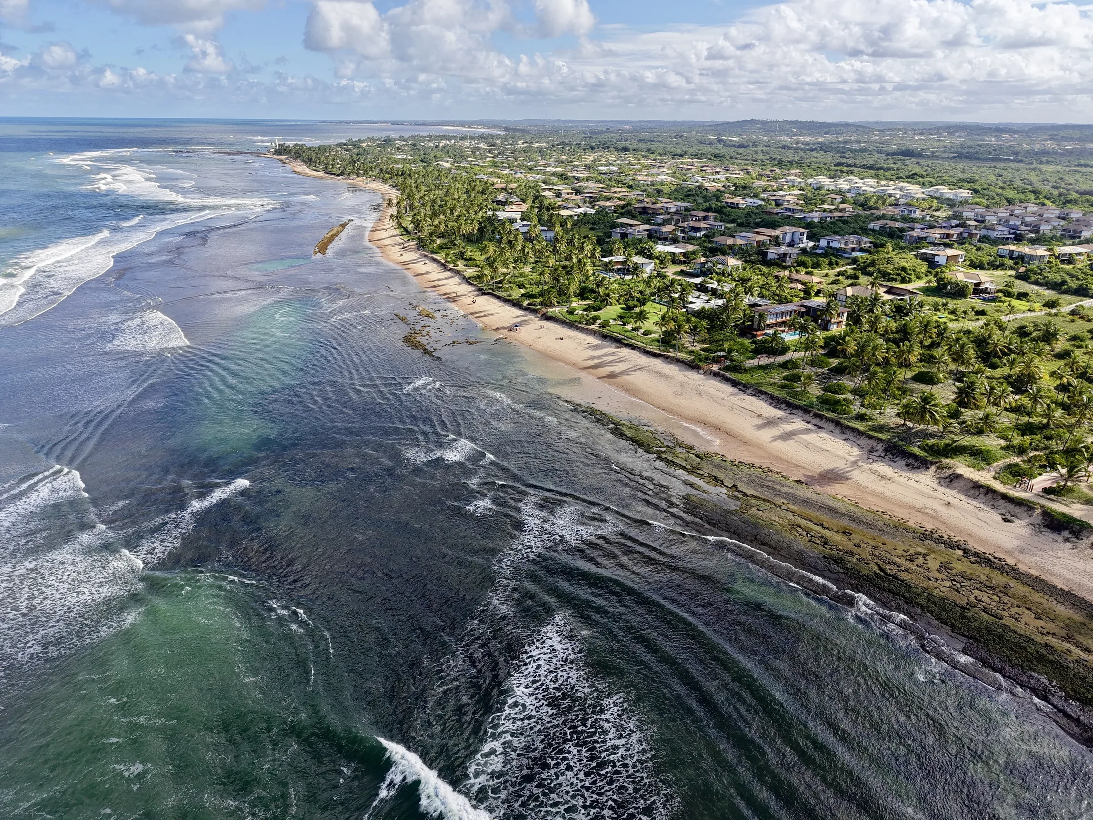 Vista panorâmica aérea da orla da Praia do Forte