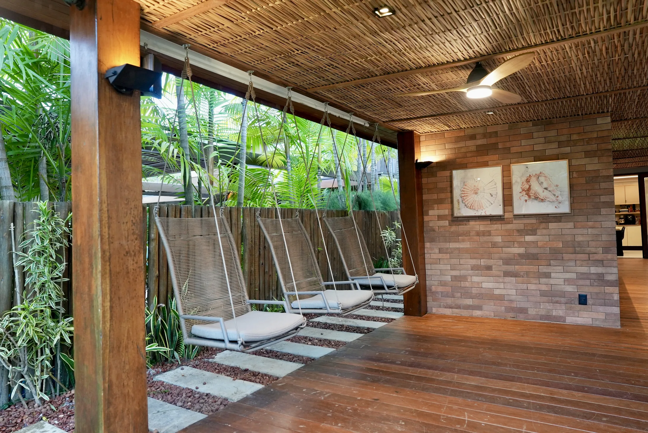 Bar e lounge cobertos com espreguiçadeiras à beira da piscina