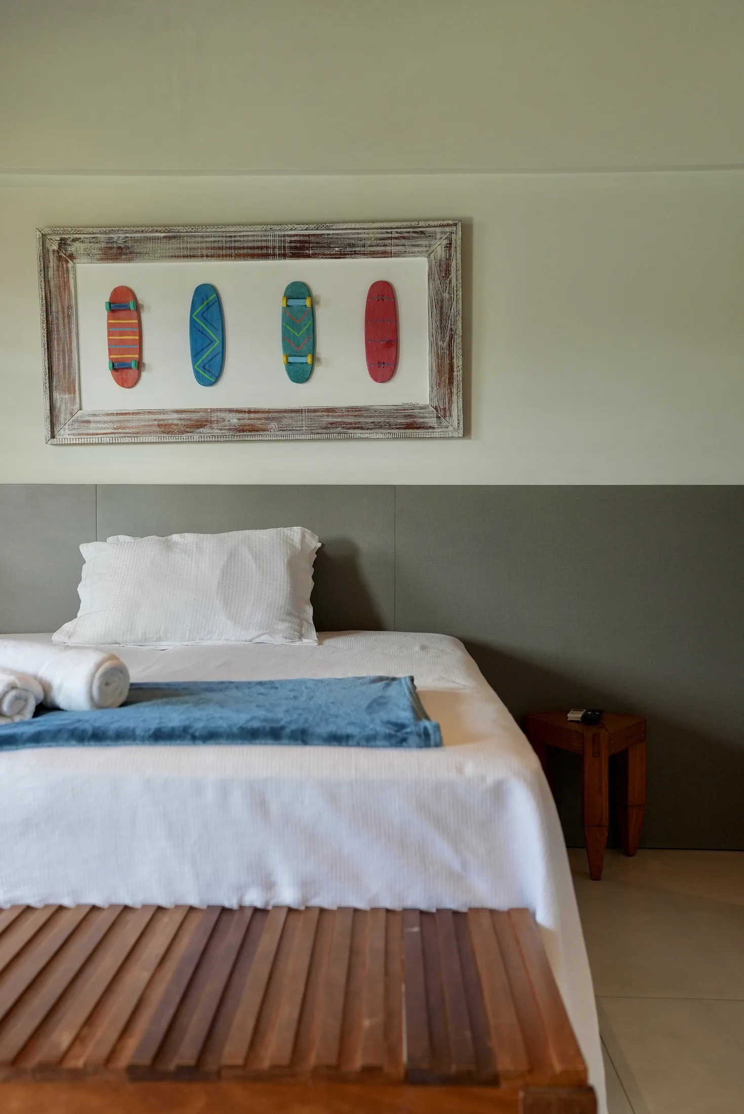Quarto com cama de solteiro e quadro decorativo na parede