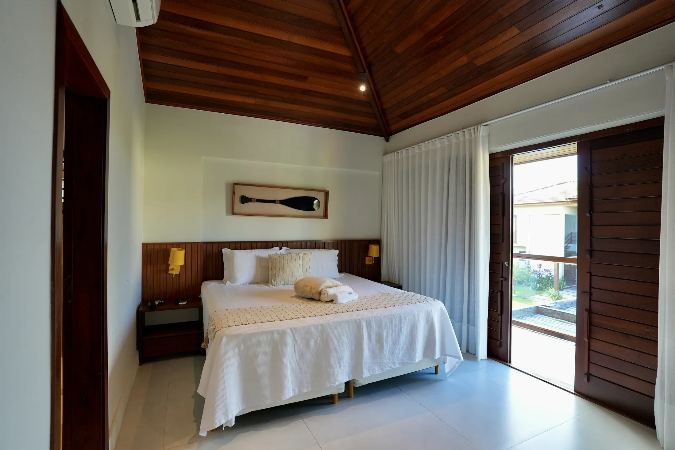 Suíte máster com cama de casal e portas de correr para a varanda