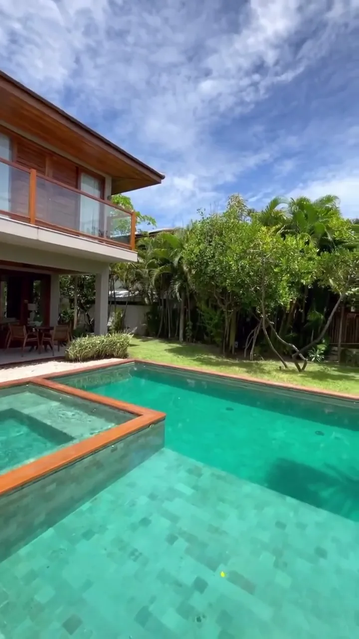 A casa e a piscina