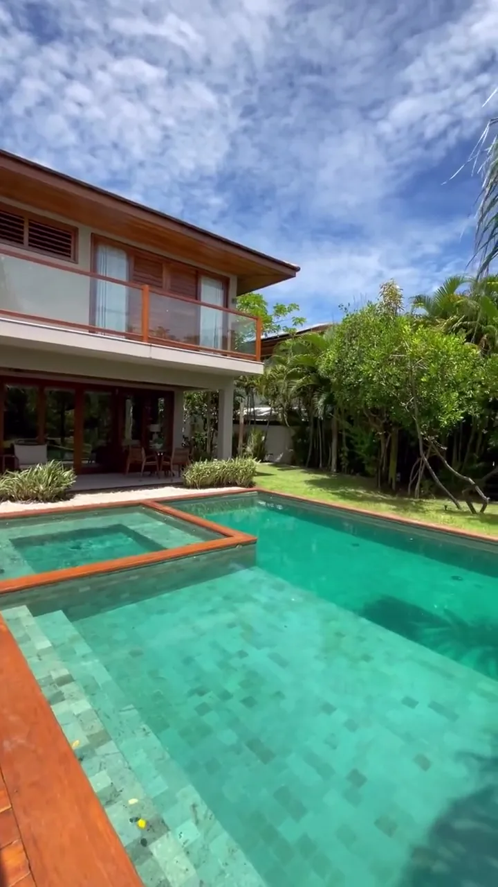 Piscina e jardim